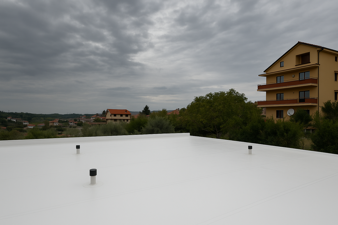 PVC Hidroizolueset dhe Kursimi i Energjisë: Si Tarraca e Bardhë ul Temperaturën dhe Faturën e Energjisë.
