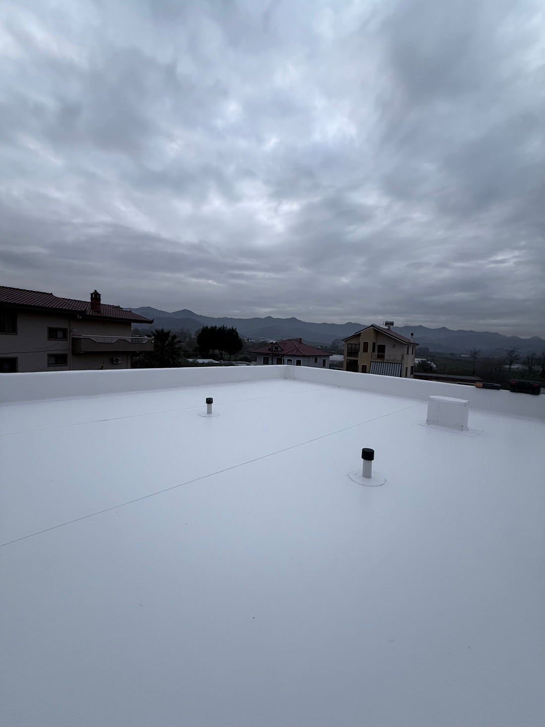 Izolimi i Tarracës me PVC të Bardhë – Zgjidhja Moderne kundër Ujit, Vapës dhe Nxehtësisë